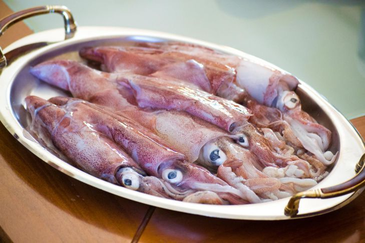 Кальмары: какие простые и вкусные салаты с ними готовят в ресторанах