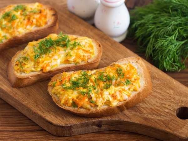 Горячие бутерброды с кабачком и колбасным сыром