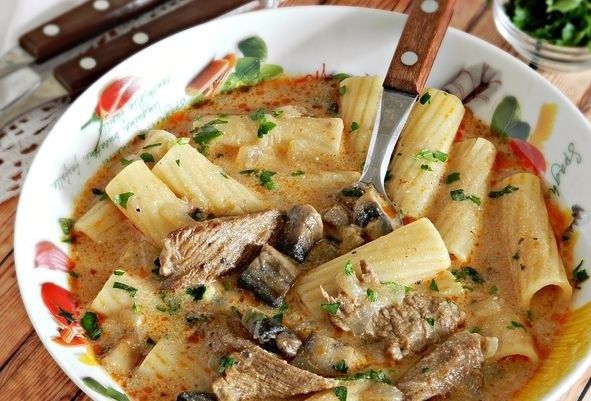 Густой суп «Бефстроганов» с макаронами и грибами: идеальный семейный ужин