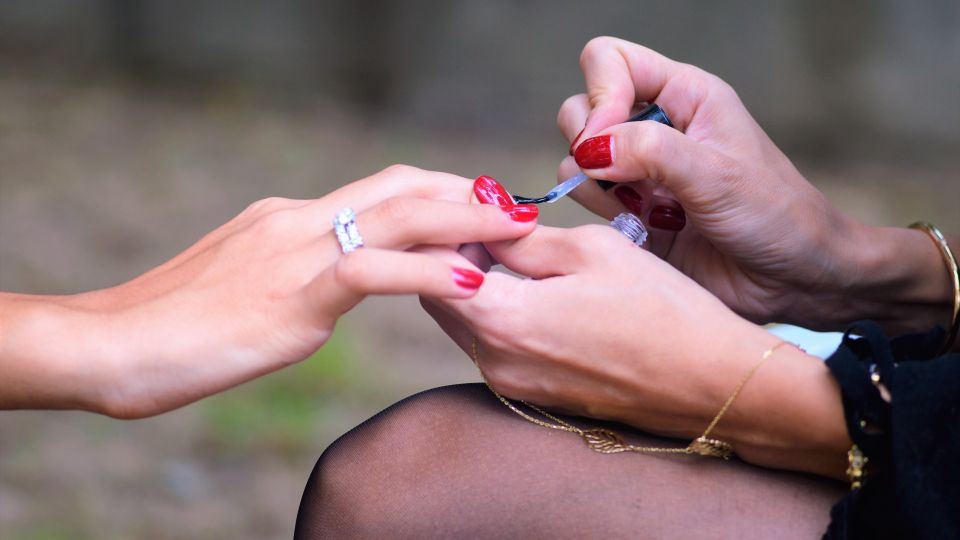 Вместо листочков и ягод: так выглядит модный осенний маникюр