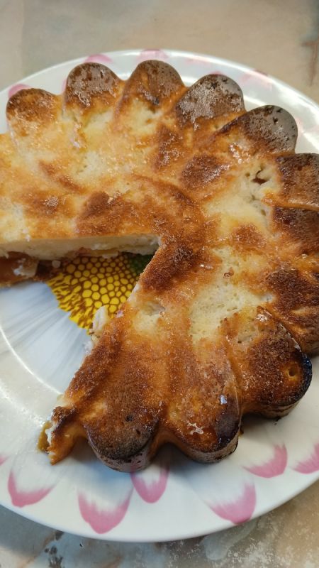 Вкусная шарлотка с неожиданным сюрпризом: интересный рецепт с карамельной корочкой