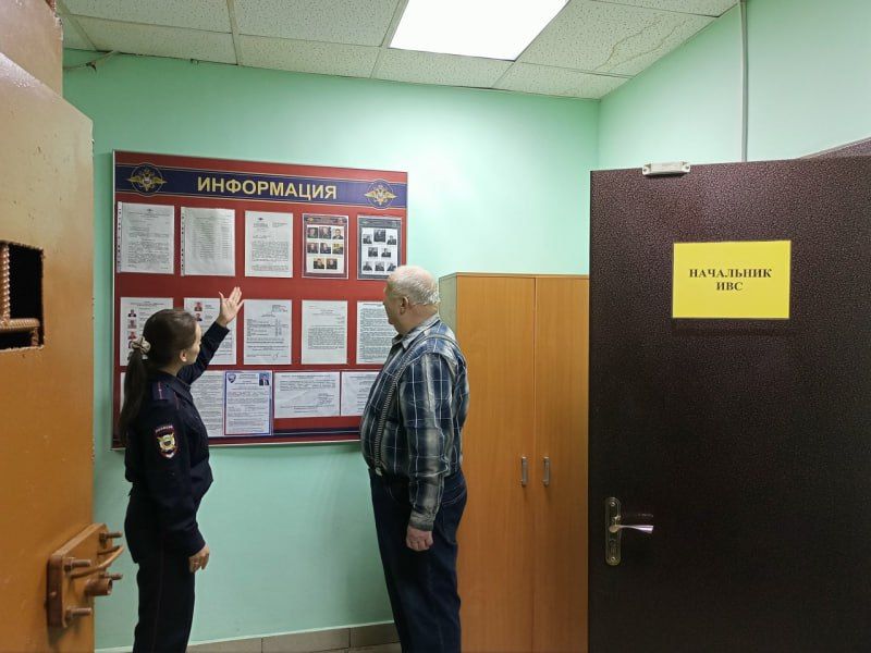 В Вытегре председатель Общественного совета при ОМВД России «Вытегорский» в рамках акции «Гражданский мониторинг» посетил отделение полиции