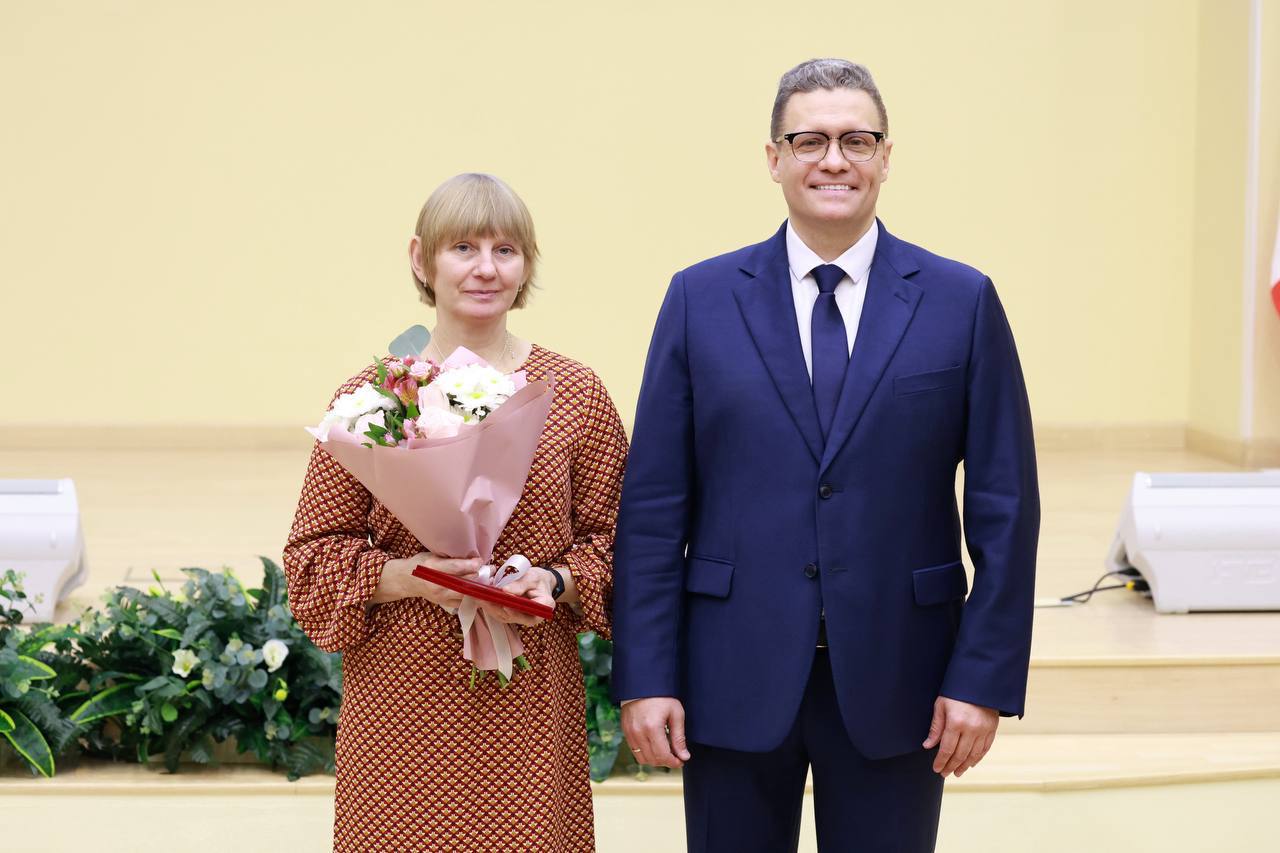 Губернатор Георгий Филимонов вручил Орден Дружбы главному зоотехнику СПК «Русь» Петру Каширову и нагрудный знак к почетному званию «Заслуженный работник сельского хозяйства Российской Федерации» директору ООО «Северодвинец»... Губернатор Георгий Филимонов вручил Орден Дружбы главному зоотехнику СПК «Русь» Петру Каширову и нагрудный знак к почетному званию «Заслуженный работник сельского хозяйства Российской Федерации» директору ООО «Северодвинец»...