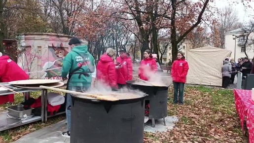 Прямо сейчас в Парке Ветеранов для вологжан готовят 500 литров гречневой каши с вологодским маслом и овощами