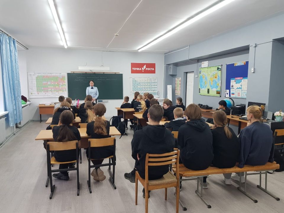 В Белозерском округе полицейские проводят профилактическую работу в школах