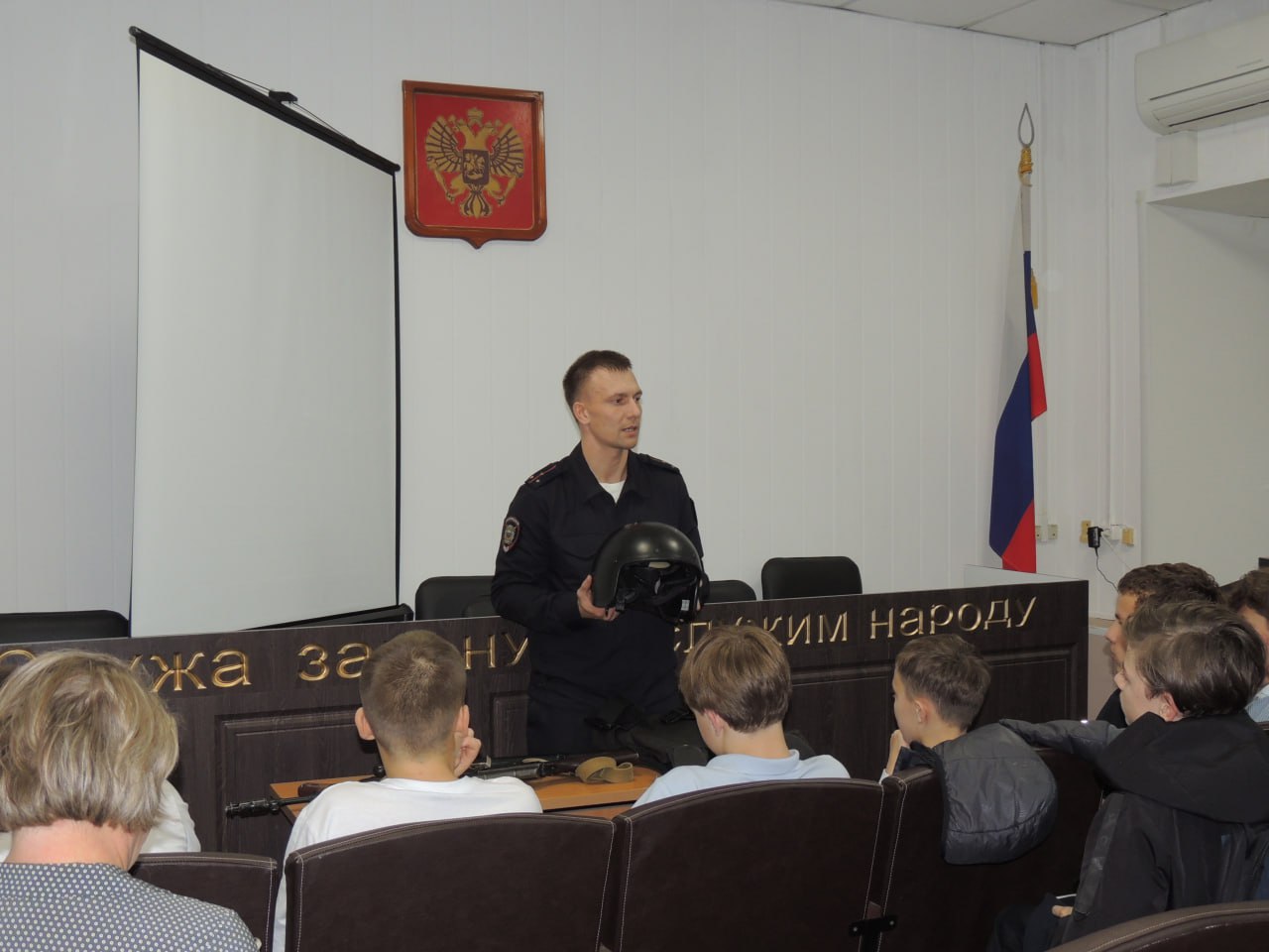 Сотрудники ОМВД России «Великоустюгский» провели экскурсию для учащихся 8 «Б» класса МБОУ «Гимназия» Сотрудники ОМВД России «Великоустюгский» провели экскурсию для учащихся 8 «Б» класса МБОУ «Гимназия»
