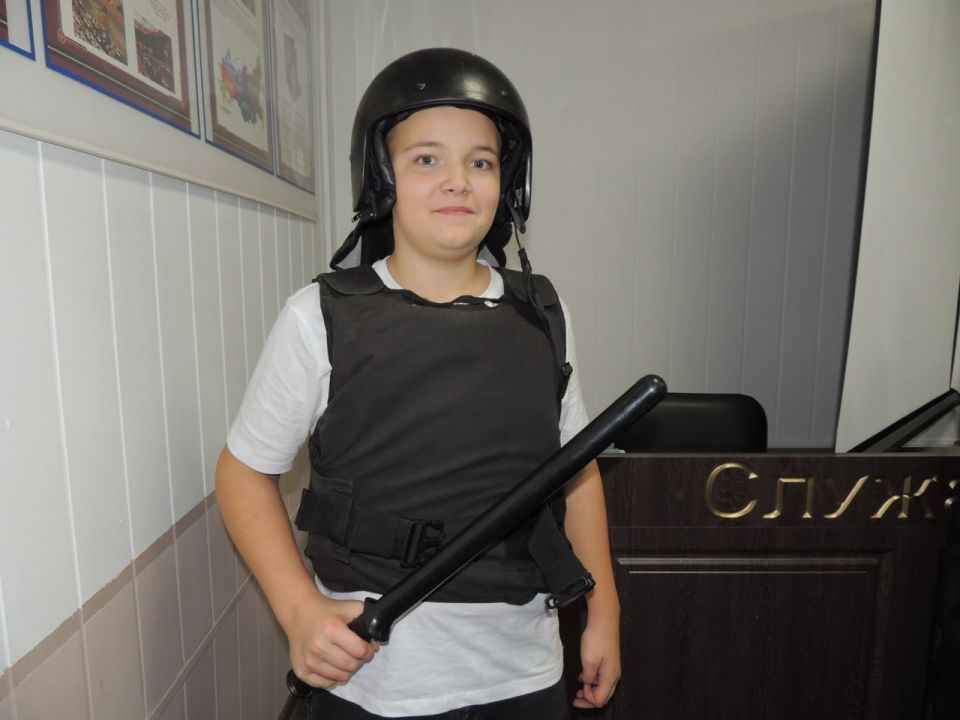 Сотрудники ОМВД России «Великоустюгский» провели экскурсию для учащихся 8 «Б» класса МБОУ «Гимназия»