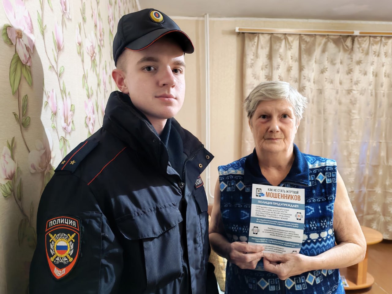 В Великом Устюге сотрудники полиции продолжают просветительскую работу среди населения, направленную на предотвращение мошенничества с использованием дистанционных технологий В Великом Устюге сотрудники полиции продолжают просветительскую работу среди населения, направленную на предотвращение мошенничества с использованием дистанционных технологий