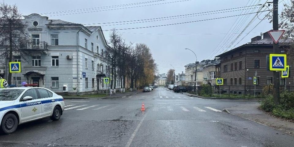 Водителя автомобиля, сбившего подростка, разыскивают в Вологде