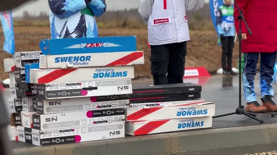 Двукратная олимпийская чемпионка по биатлону Анна Богалий подарила вожегодским ребятам инвентарь для тренировок на лыжероллерной трассе