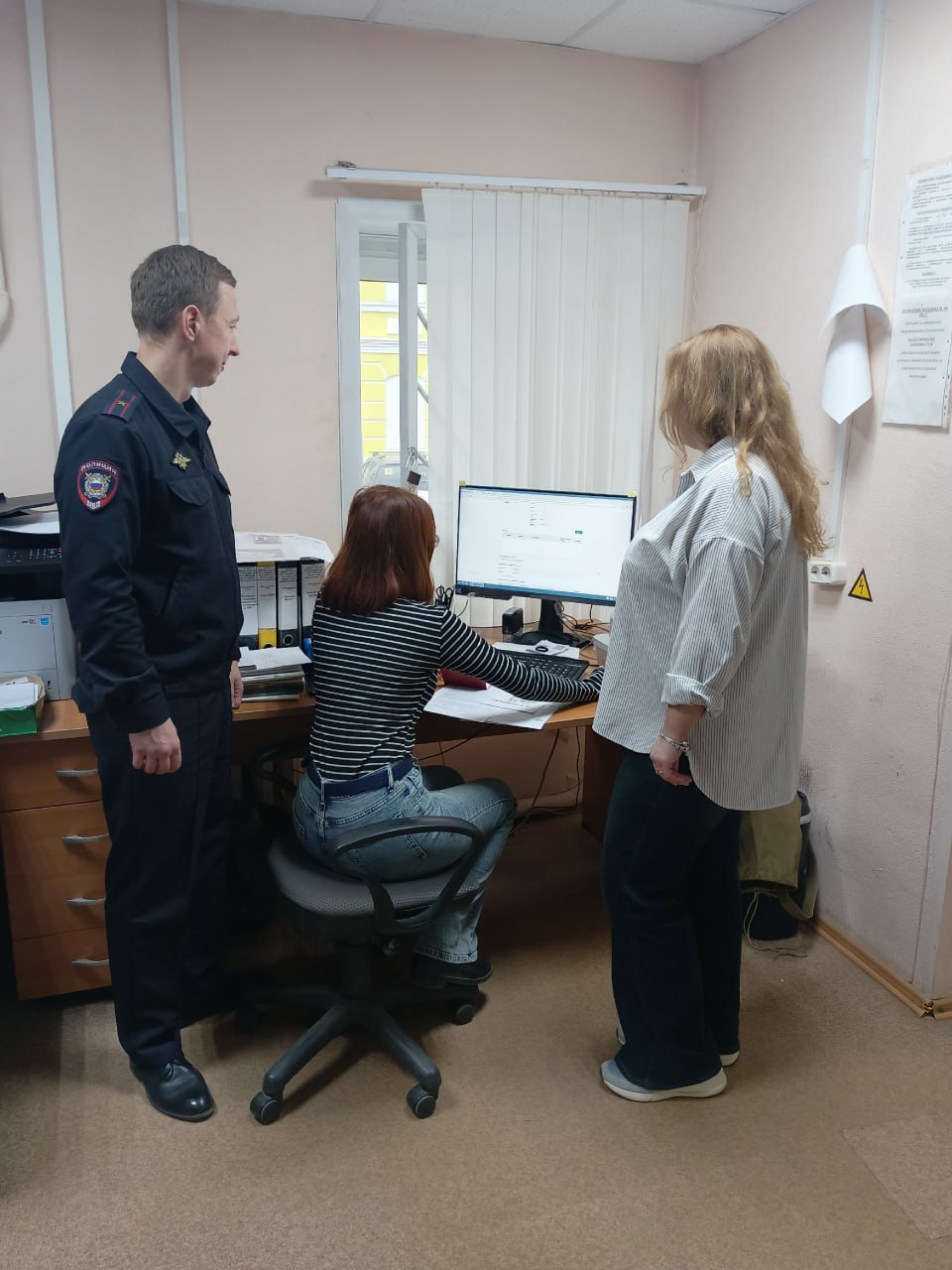 В Кирилловском округе в рамках акции «Гражданский мониторинг» общественники познакомились с работой миграционного пункта В Кирилловском округе в рамках акции «Гражданский мониторинг» общественники познакомились с работой миграционного пункта