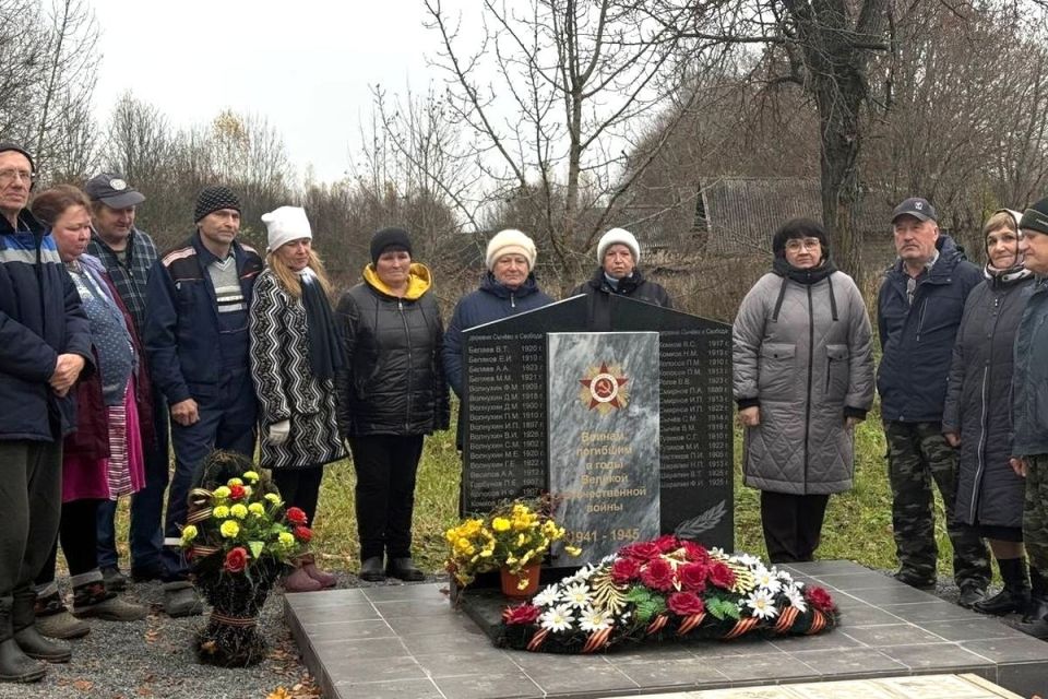 В Устюженском округе местные жители восстановили памятники фронтовикам, потратив собственные средства!