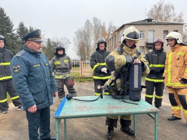 Практическое занятие на свежем воздухе провели сотрудники МЧС России