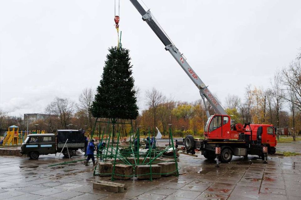 Это только кажется, что до Нового года далеко! В Череповце вот уже начали ставить новогодние елочки