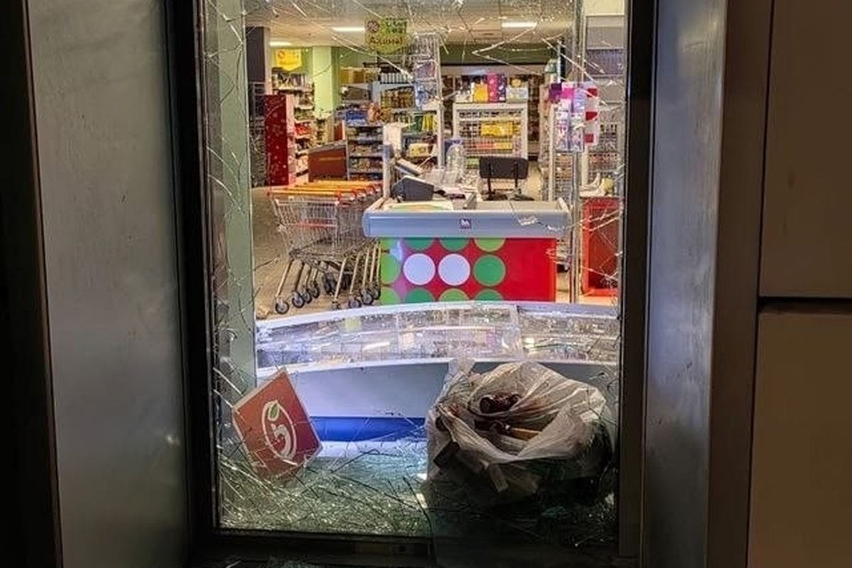 В Вологде вынесли приговор 19-летнему парню, который в августе пытался обокрасть магазин «Пятерочка» В Вологде вынесли приговор 19-летнему парню, который в августе пытался обокрасть магазин «Пятерочка»