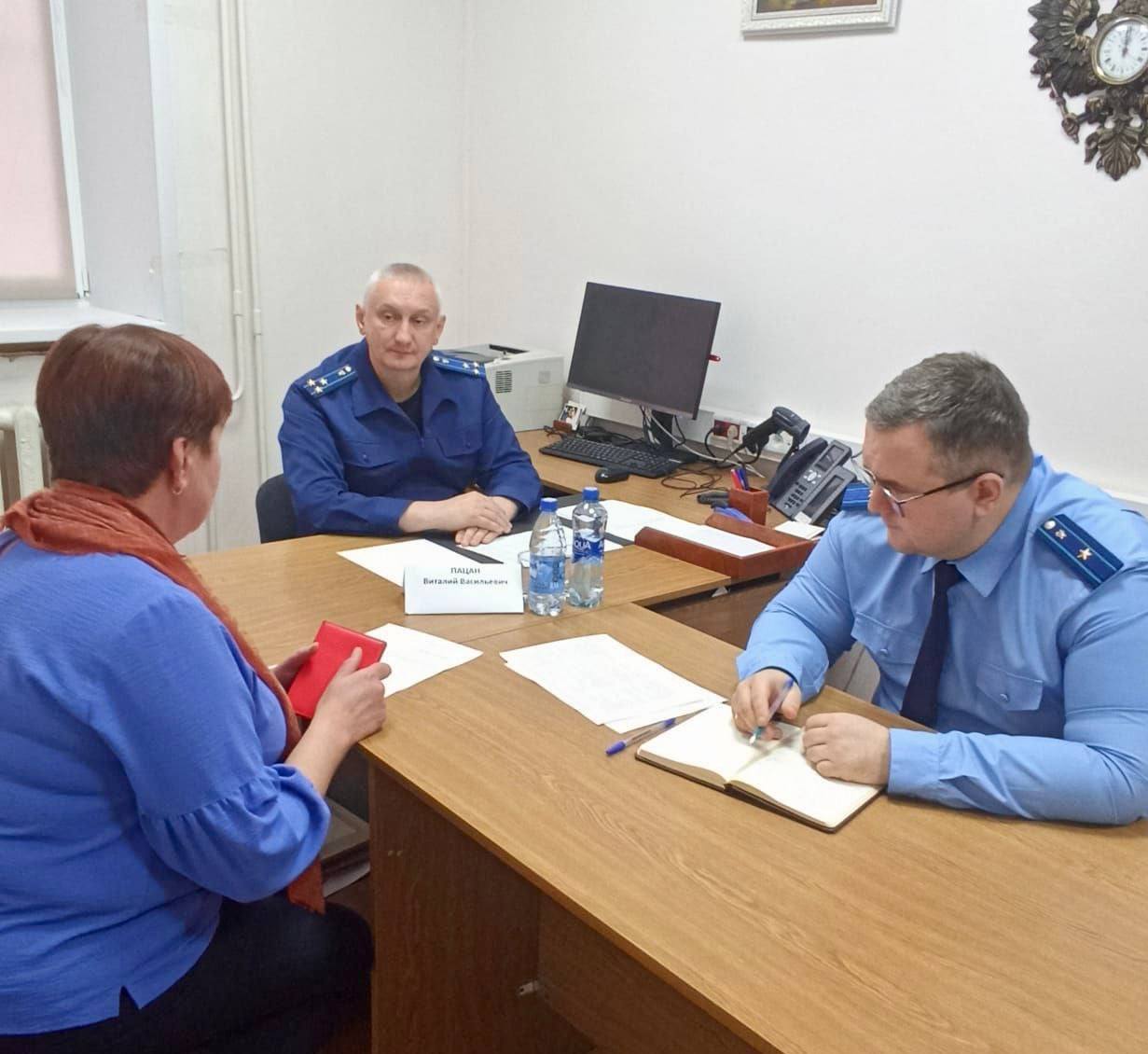 Заместитель прокурора области Виталий Пацан провел личный прием жителей Верховажского округа Заместитель прокурора области Виталий Пацан провел личный прием жителей Верховажского округа