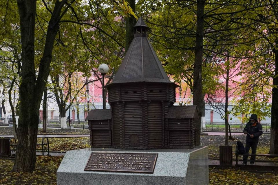 В Вологде в Театральном сквере установили бронзовый макет одной из башен крепости времен Ивана Грозного - это первая из семи моделей исторических башен, которые появятся в городе в преддверии 880-летия