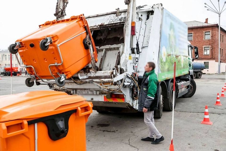 В Петербурге при выгрузке мусора из кузова выпал труп вологжанина