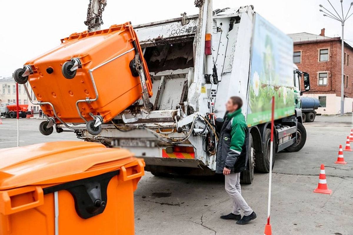 В Петербурге при выгрузке мусора из кузова выпал труп вологжанина