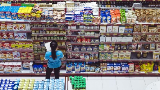 Покупатели попадают на эту уловку супермаркетов с порога: тратят больше и не замечают