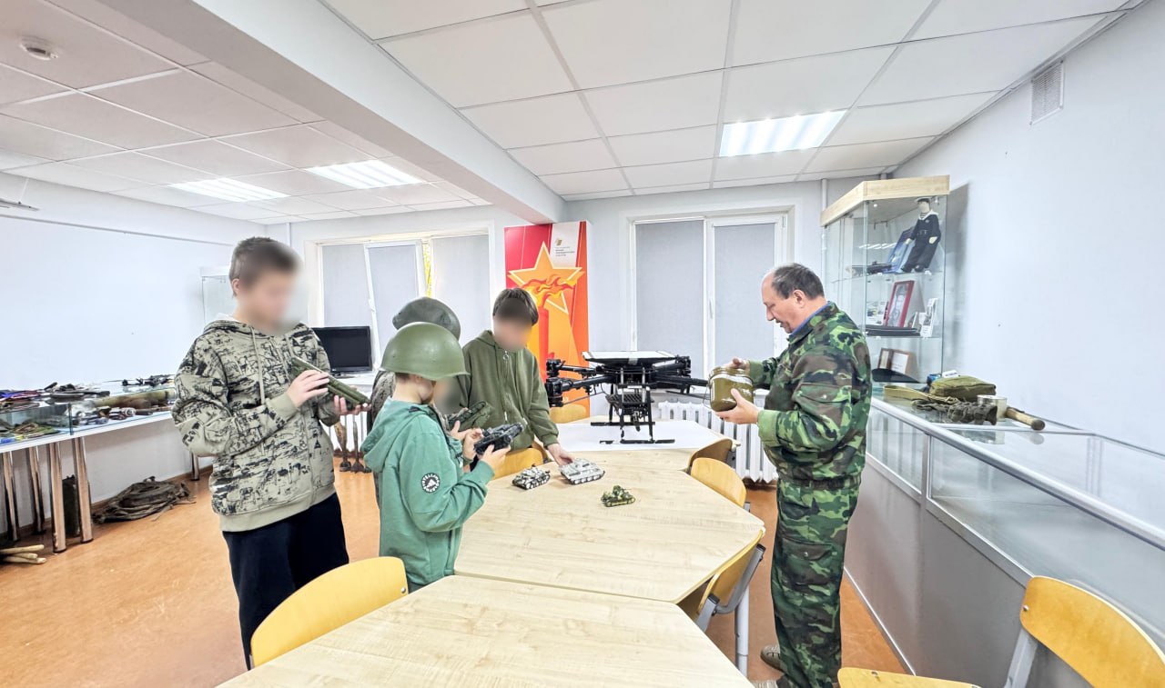 В Вологодской области воспитанники ЦВСНП побывали на экскурсии в Доме «Юнармии» В Вологодской области воспитанники ЦВСНП побывали на экскурсии в Доме «Юнармии»