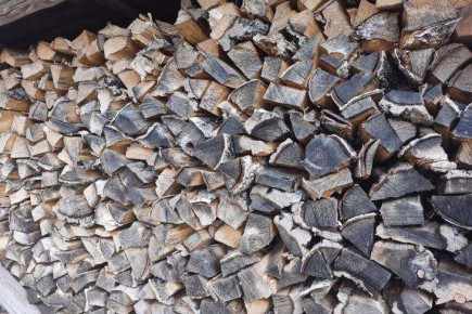 Как быстро просушить отсыревшие дрова: будут гореть идеально