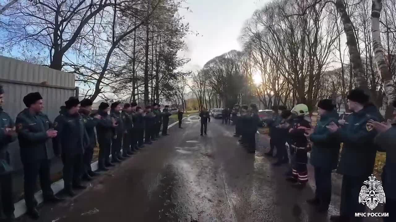 Согласно традициям проводили пожарные МЧС России своего коллегу