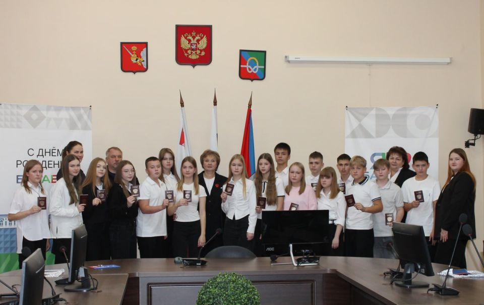 В Вологодской области полицейские провели торжественные церемонии вручения паспортов подросткам