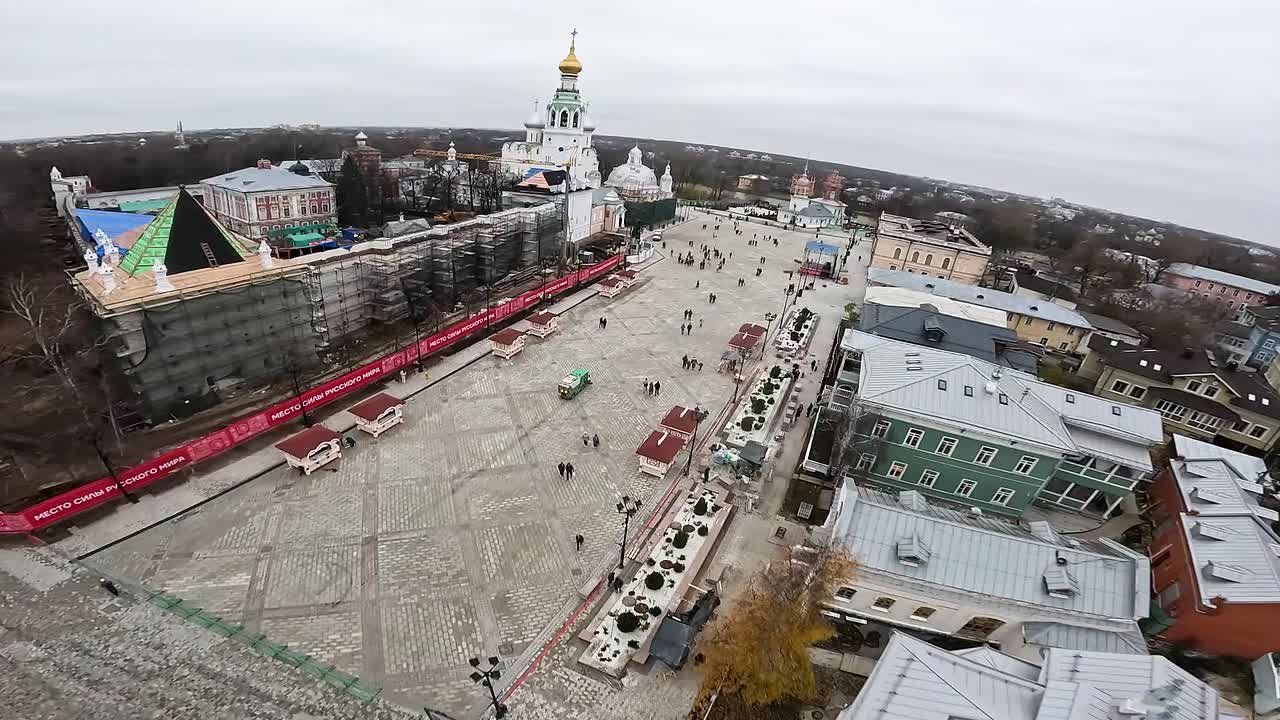 Все приготовления к завтрашнему открытию подходят к концу, и Иоанн Васильевич наблюдает за последними штрихами