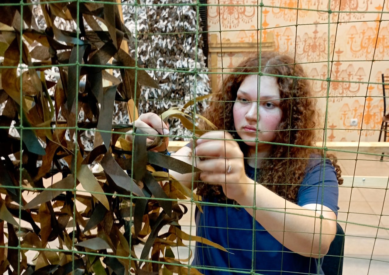 Вологодские волонтёры подготовили маскировочные сети для бойцов на передовой Вологодские волонтёры подготовили маскировочные сети для бойцов на передовой