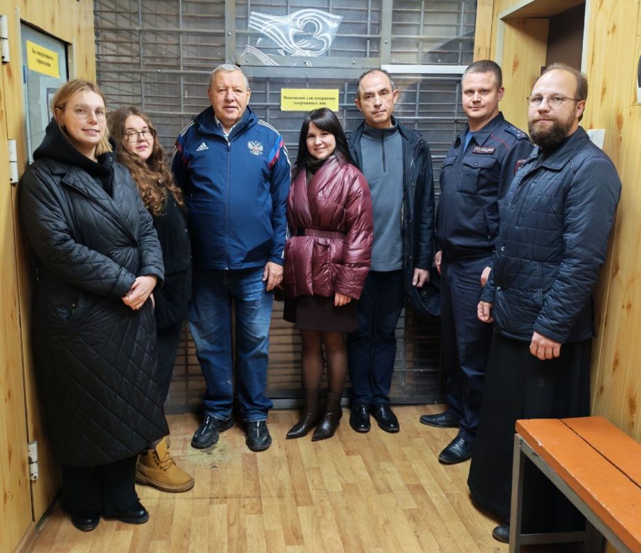 В рамках акции «Гражданский мониторинг» члены Общественного совета при ОМВД России «Великоустюгский» Екатерина Елина, Мария Петрикас, Елена Петрыгина, отец Фёдор, Владимир Боярский и Виктор Чучин проконтролировали...