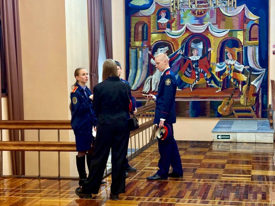 Помощник руководителя управления и кадеты ведомства посетили Вологодский ТЮЗ Помощник руководителя управления и кадеты ведомства посетили Вологодский ТЮЗ