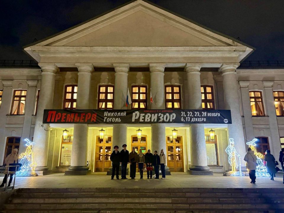 Помощник руководителя управления и кадеты ведомства посетили Вологодский ТЮЗ