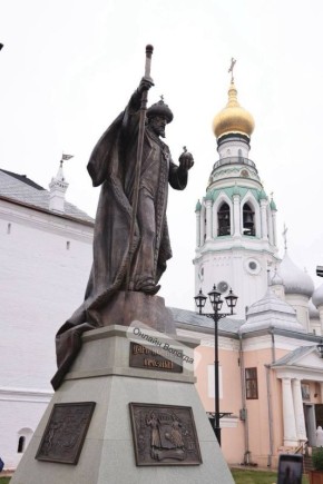 «Вологда и ее история неразрывно и напрямую связаны с именем царя, и где как не в Вологде, на центральной Кремлевской площади, стоять этому памятнику»: