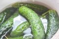 Огурцы маринуются за 2 часа: шеф показал рецепт быстрой закуски, идеальной к шашлыку