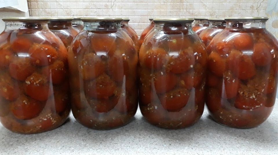 Неповторимый вкус домашней консервации: секреты бомбических помидоров на зиму