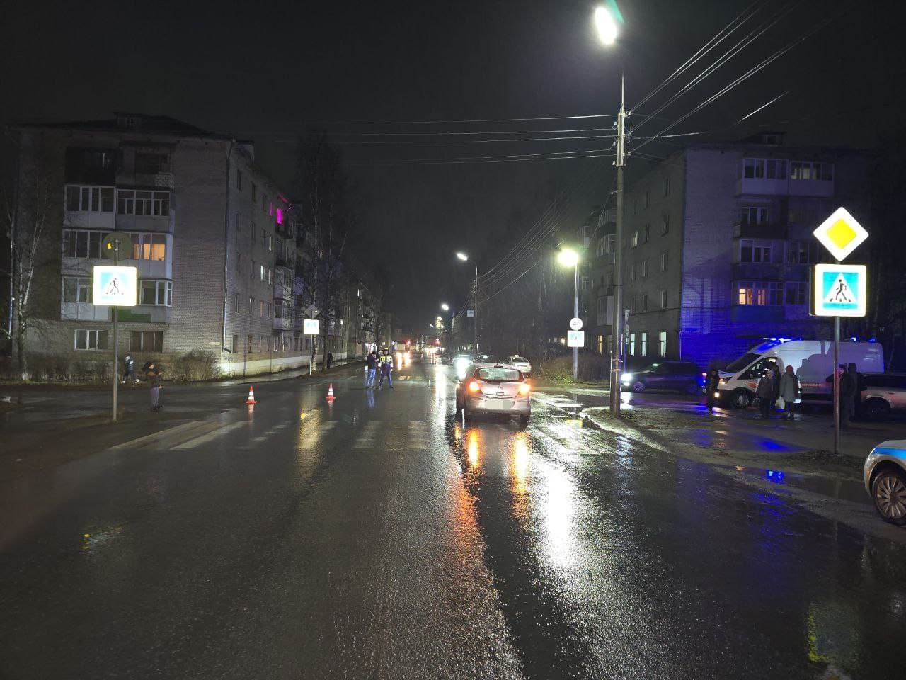 Сегодня около 16:30 на перекрёстке улиц Виноградова-Сахарова в Великом Устюге произошло ДТП Сегодня около 16:30 на перекрёстке улиц Виноградова-Сахарова в Великом Устюге произошло ДТП