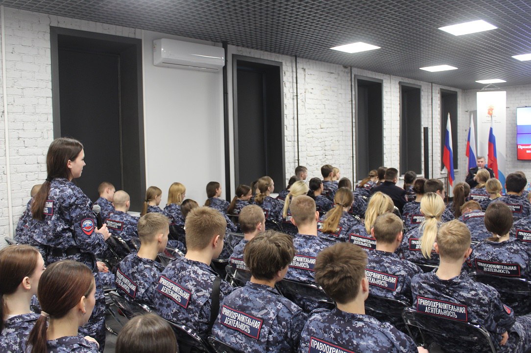 Сегодня в зале постоянно действующей экспозиции «Музей истории вологодской полиции» состоялась очередная встреча в рамках проекта «Прямой диалог» Сегодня в зале постоянно действующей экспозиции «Музей истории вологодской полиции» состоялась очередная встреча в рамках проекта «Прямой диалог»