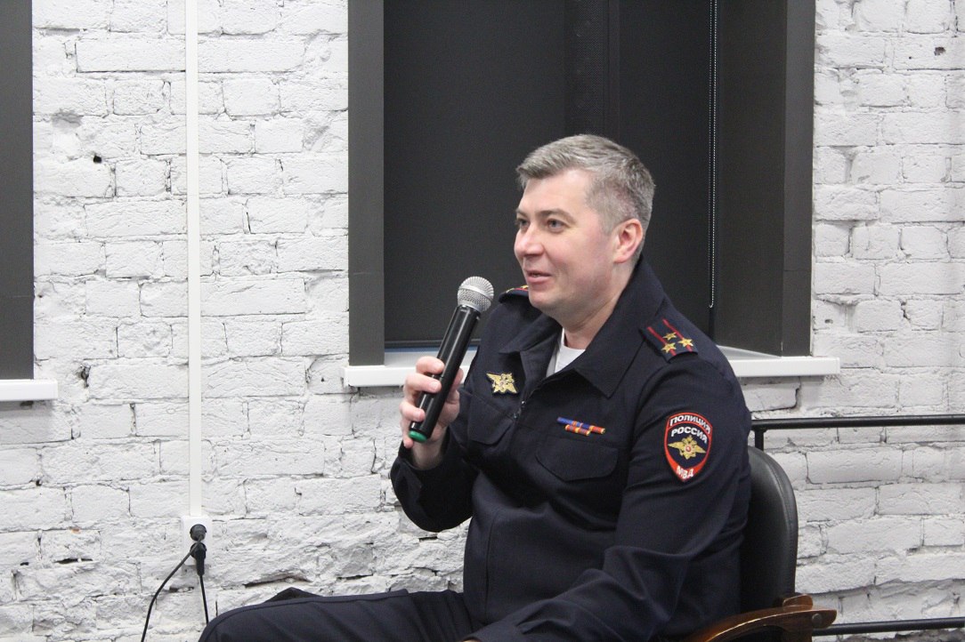 Сегодня в зале постоянно действующей экспозиции «Музей истории вологодской полиции» состоялась очередная встреча в рамках проекта «Прямой диалог» Сегодня в зале постоянно действующей экспозиции «Музей истории вологодской полиции» состоялась очередная встреча в рамках проекта «Прямой диалог»