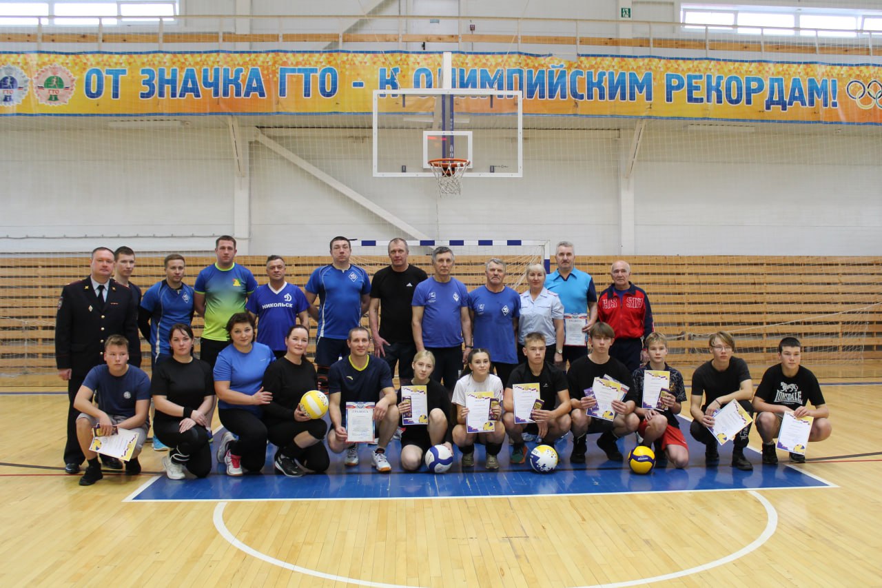 На базе Никольского ФОКа состоялся товарищеский матч по волейболу «Связь поколений», приуроченный к празднованию Дня сотрудника органов внутренних дел Российской Федерации