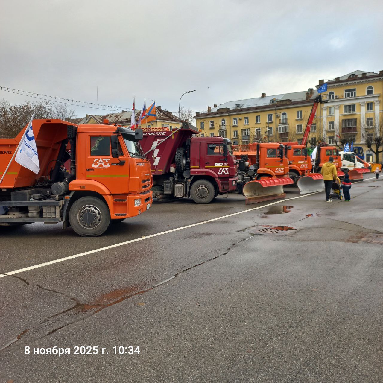 Площадь Металлургов заставили муниципальной коммунальной техникой Площадь Металлургов заставили муниципальной коммунальной техникой