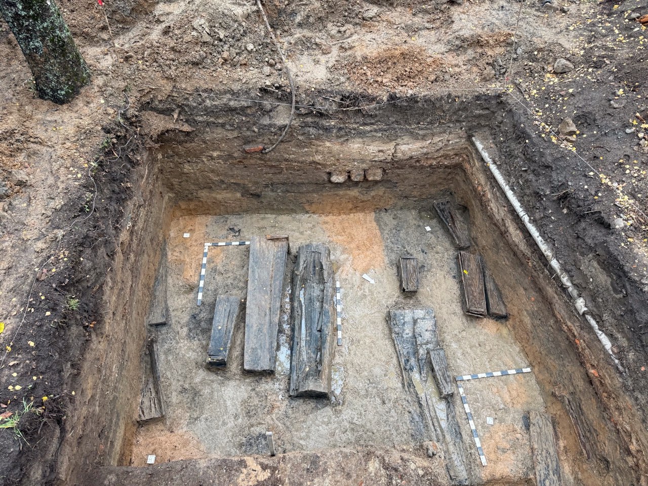 Ранее неизвестный некрополь обнаружили на площади Революции в Вологде Ранее неизвестный некрополь обнаружили на площади Революции в Вологде