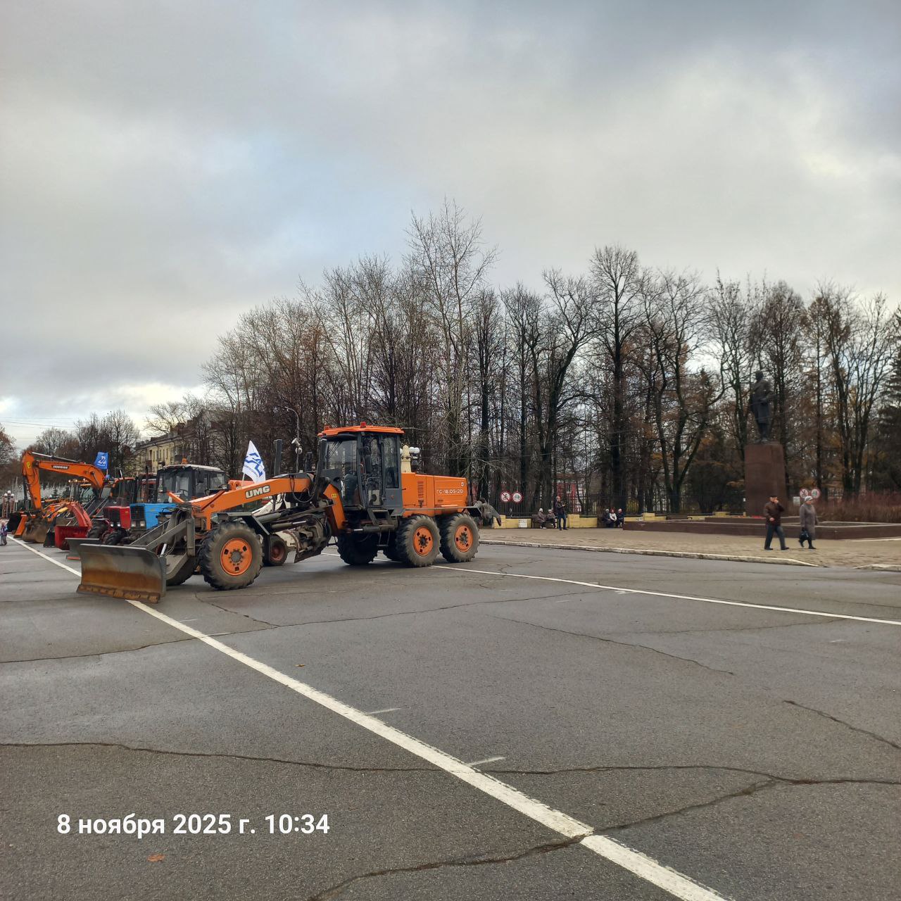Площадь Металлургов заставили муниципальной коммунальной техникой Площадь Металлургов заставили муниципальной коммунальной техникой