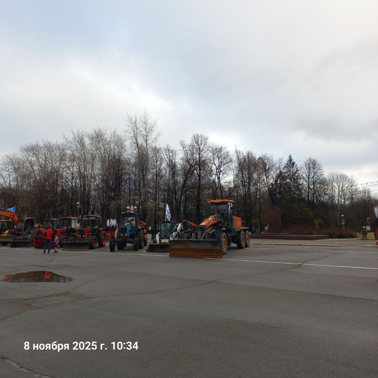 Площадь Металлургов заставили муниципальной коммунальной техникой Площадь Металлургов заставили муниципальной коммунальной техникой