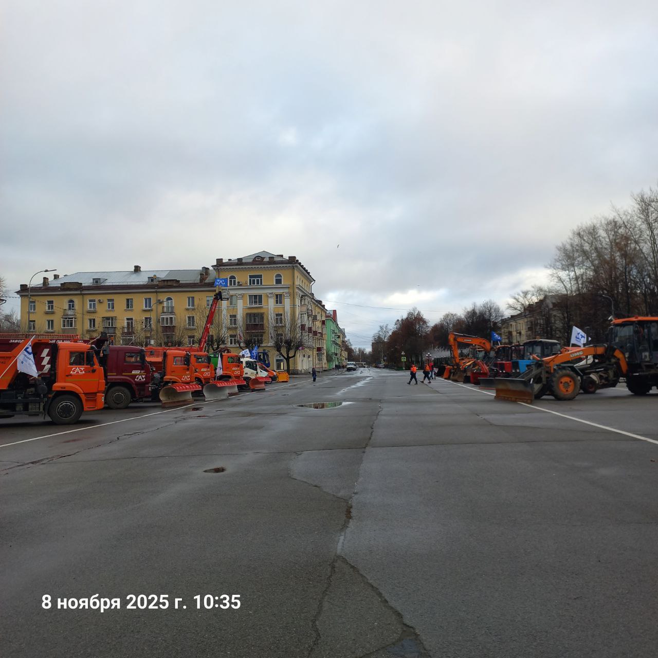 Площадь Металлургов заставили муниципальной коммунальной техникой