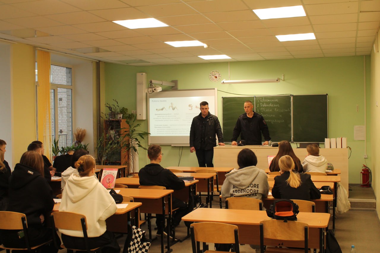Сотрудники МО МВД России «Грязовецкий» провели профориентационные встречи со школьниками и студентами Сотрудники МО МВД России «Грязовецкий» провели профориентационные встречи со школьниками и студентами