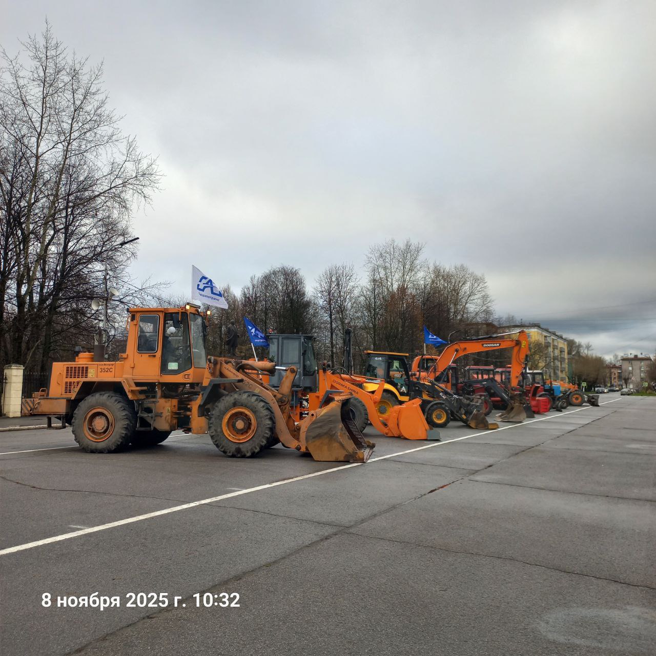 Площадь Металлургов заставили муниципальной коммунальной техникой Площадь Металлургов заставили муниципальной коммунальной техникой