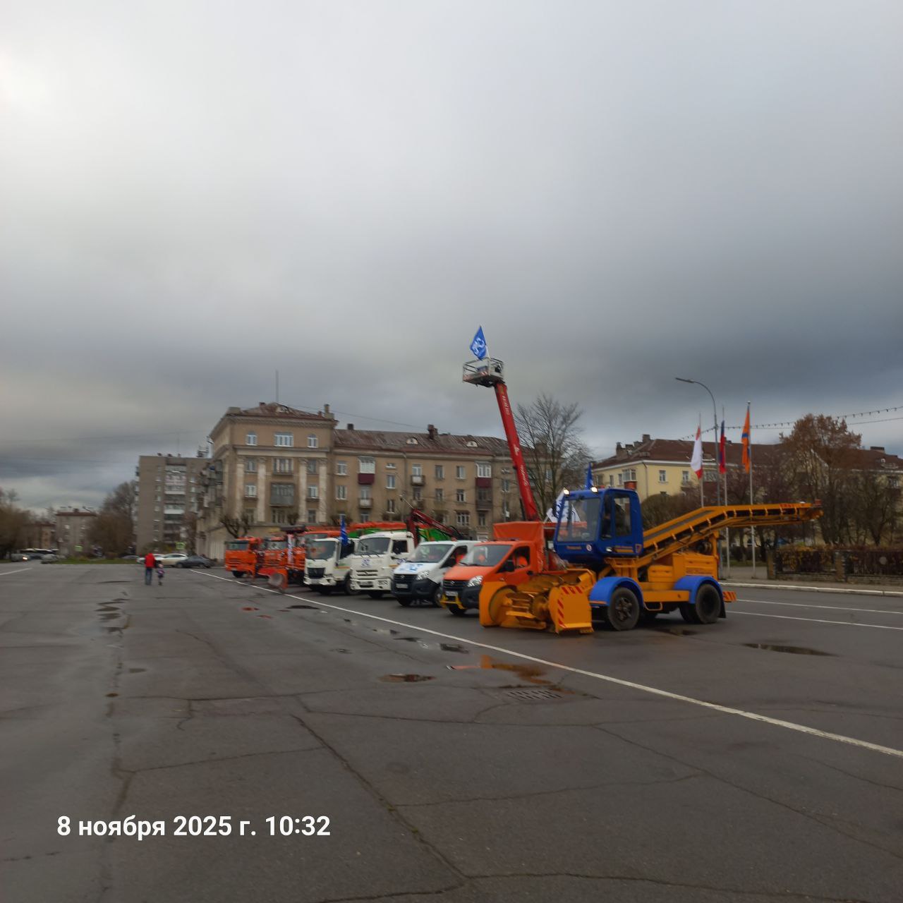 Площадь Металлургов заставили муниципальной коммунальной техникой Площадь Металлургов заставили муниципальной коммунальной техникой