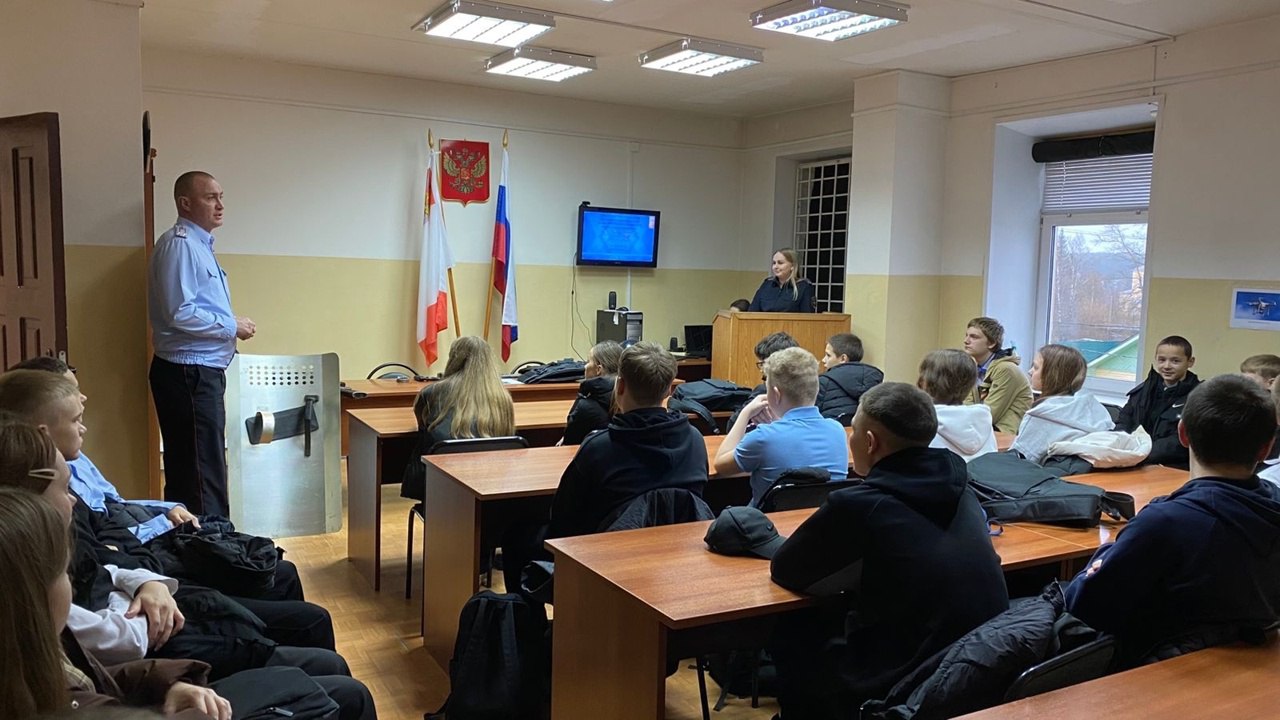 В Верховажье полицейские провели экскурсию для школьников В Верховажье полицейские провели экскурсию для школьников