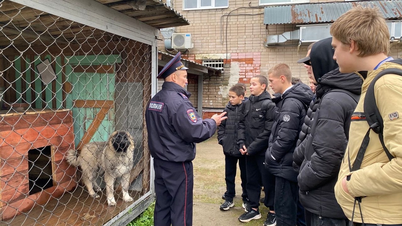 В Верховажье полицейские провели экскурсию для школьников В Верховажье полицейские провели экскурсию для школьников